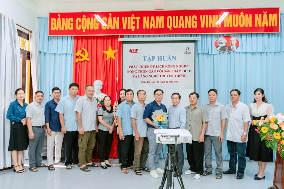 LỚP TẬP HUẤN “PHÁT TRIỂN DU LỊCH NÔNG NGHIỆP NÔNG THÔN GẮN VỚI SẢN PHẨM OCOP VÀ LÀNG NGHỀ TRUYỀN THỐNG”