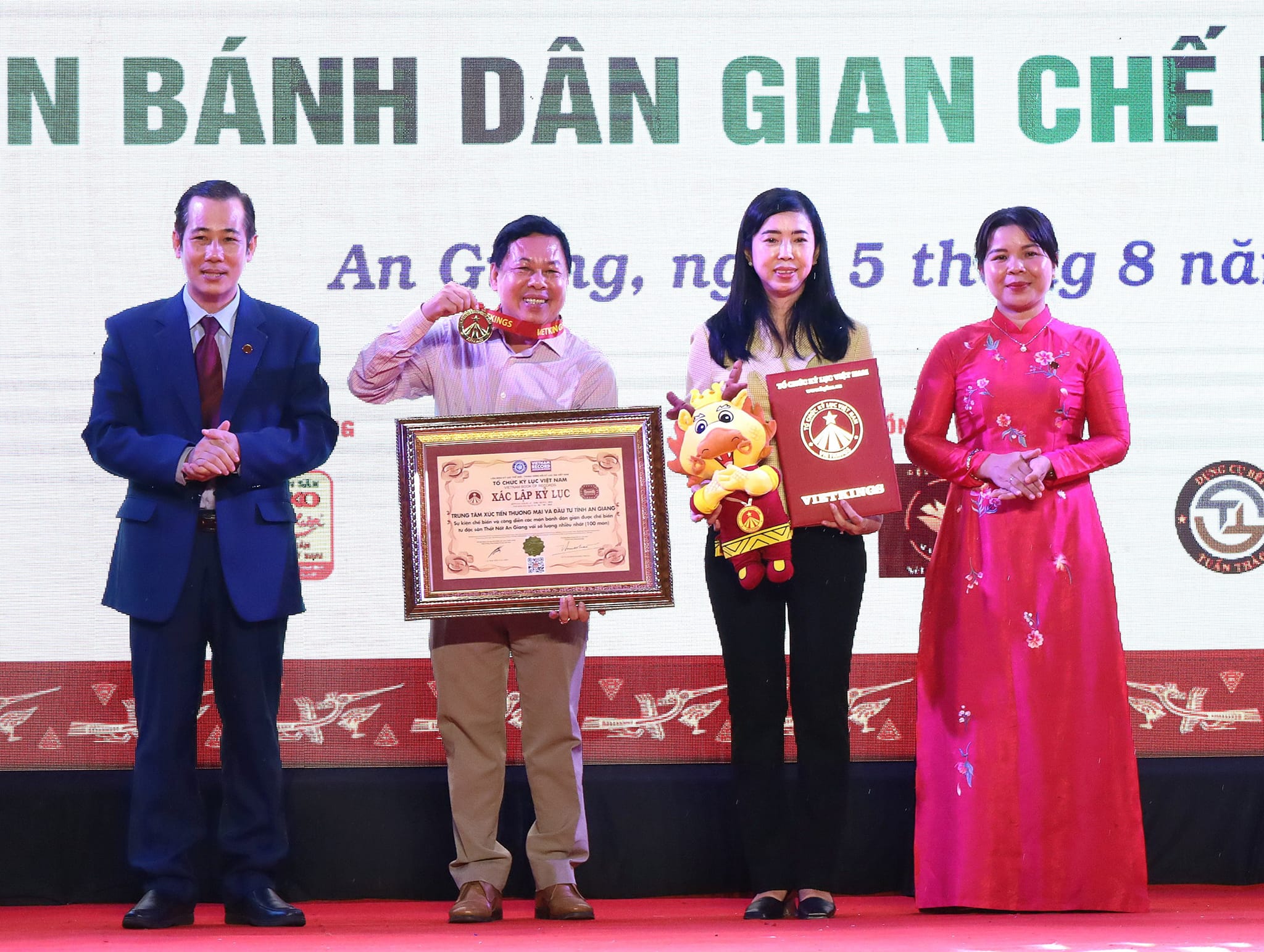 100 FOLK CAKES PREPARED FROM THOT NOT SET VIETNAMESE RECORDS