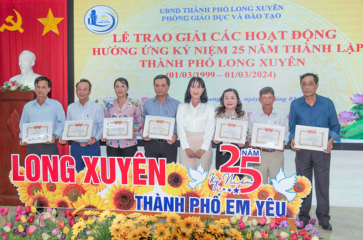 Celebrating the 25th anniversary of the establishment of Long Xuyen City