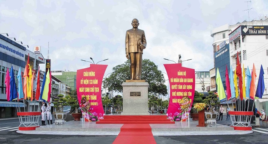Statue of President Ton Duc Thang