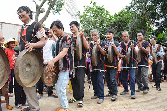 Chương trình biểu diễn văn hóa cồng chiêng "Âm vang đại ngàn" phục vụ nhân dân và du khách