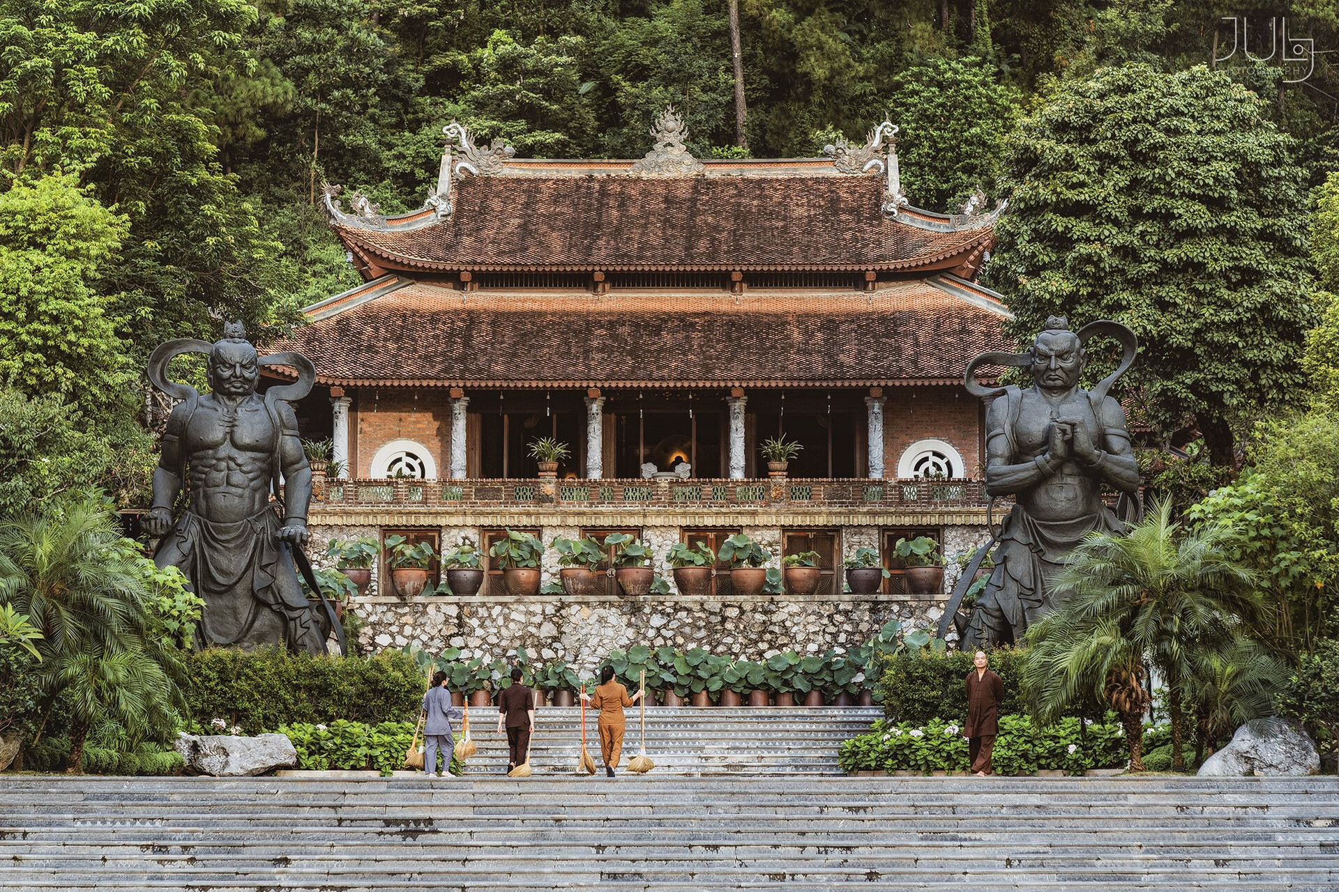 Beautiful and sacred temples attract tourists in early spring 2025