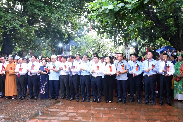 A ceremony to offer incense in commemoration of the Tran Dynasty kings and the 725th anniversary of the death of Hung Dao Dai Vuong Tran Quoc Tuan