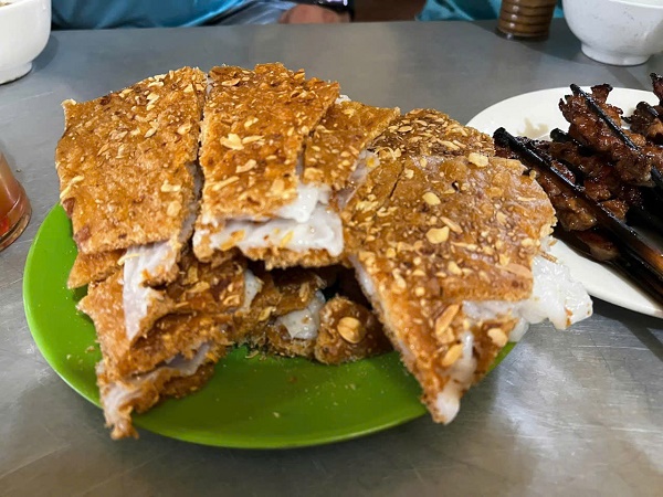 Rice paper rolls with spring rolls - a dish that is both familiar and unique.
