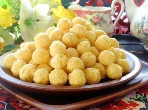 Hai Hau longan-shaped cakes - a rustic local delicacy