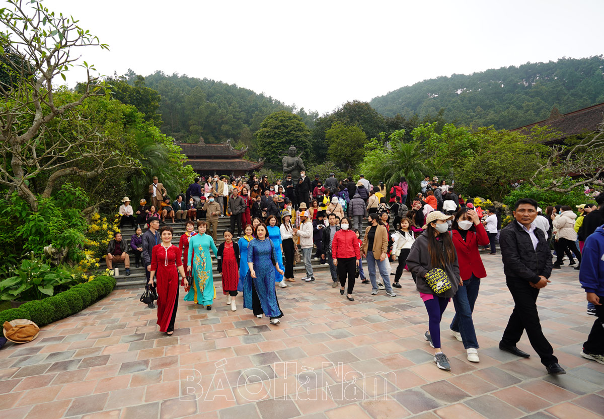 Tens of thousands of tourists flocked to Ksitigarbha Phi Lai Pagoda on the weekend