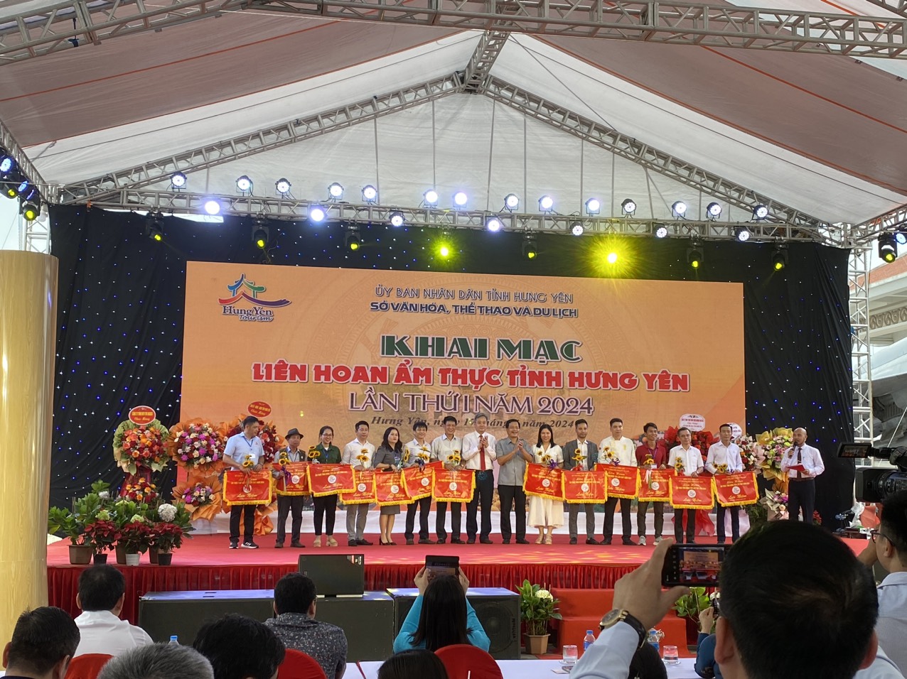 Ha Nam Tourism Promotion Center participates in Hung Yen Food Festival