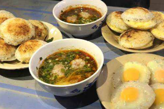 Bánh Căn Trứng Gà Và Trứng Cút