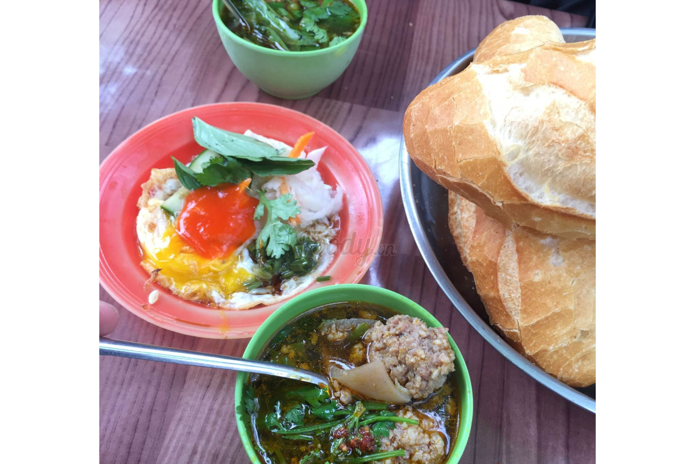 Bánh Mì Xíu Mại Và Ốp La (Để Riêng)