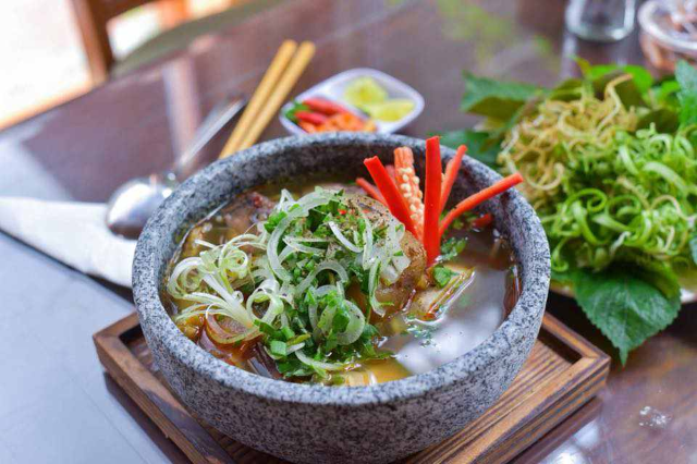 Bún Bò Và Sườn Heo