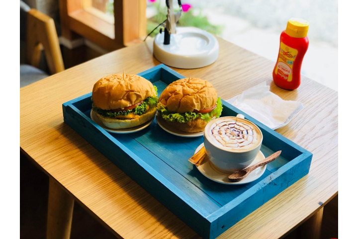 Capuchino Và Hamburger