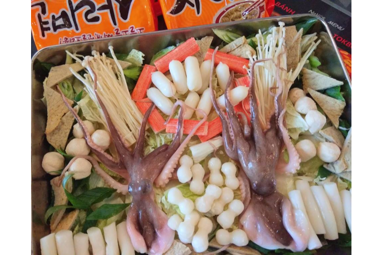 Lẩu Bánh Gạo Cay