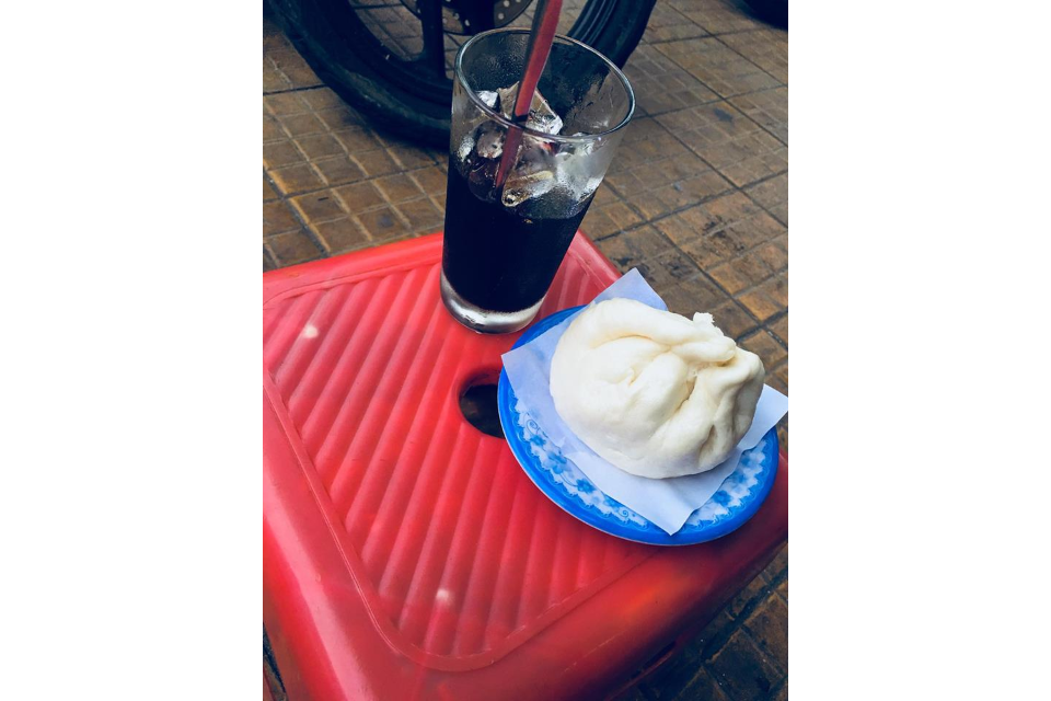Cà Phê Đen Đá Và Bánh Bao