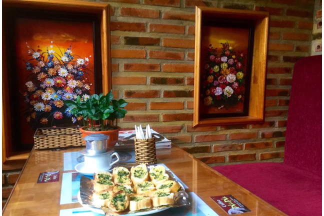 Bánh Mì Bơ Và Cà Phê Sữa Nóng