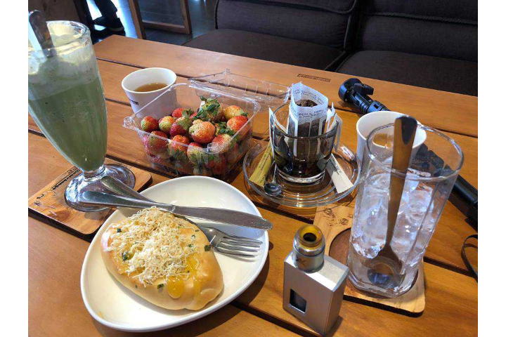 Sinh Tố Bơ, Bánh Chà Bông