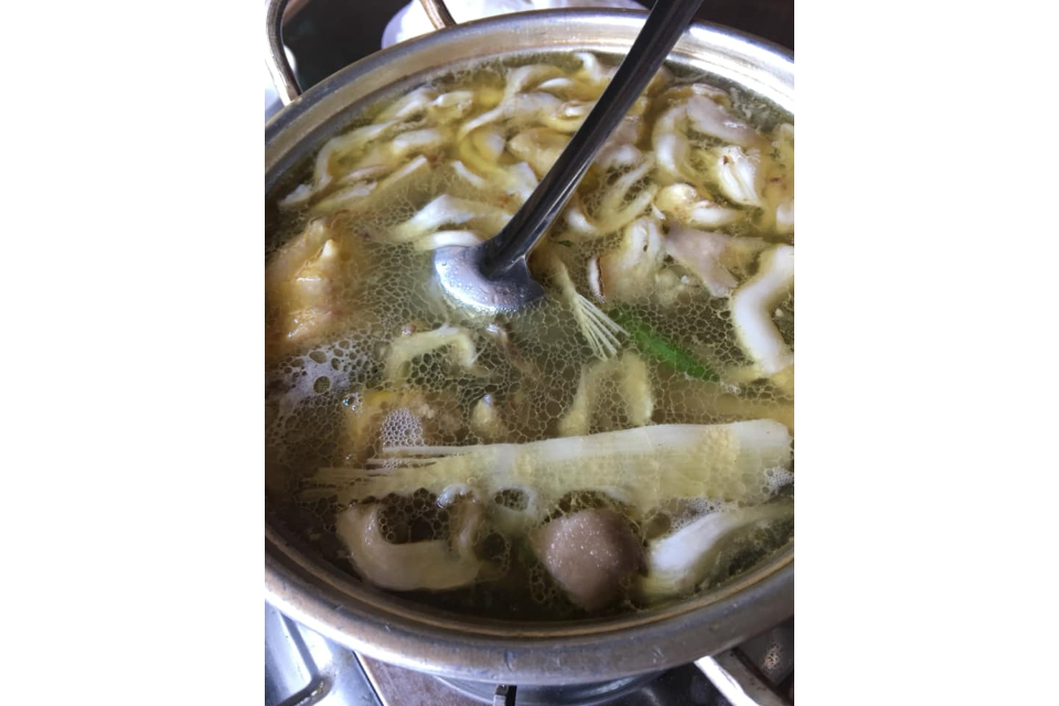 Lẩu Gà Lá É