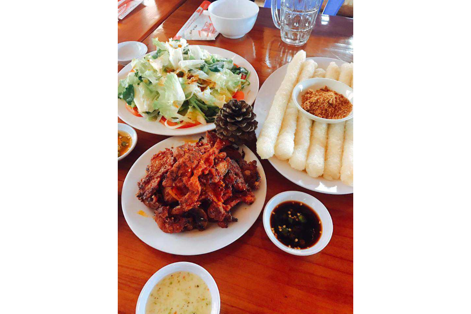 Nai Nướng, Salad, Cơm Lam