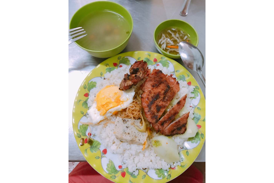 Cơm Sườn Trứng Chả