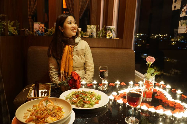 Mì Xào Tôm, Salad, Rượu Vang