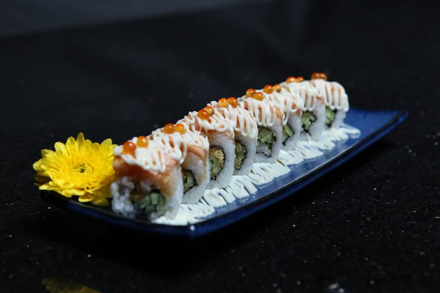 Sushi Trứng Cá Hồi