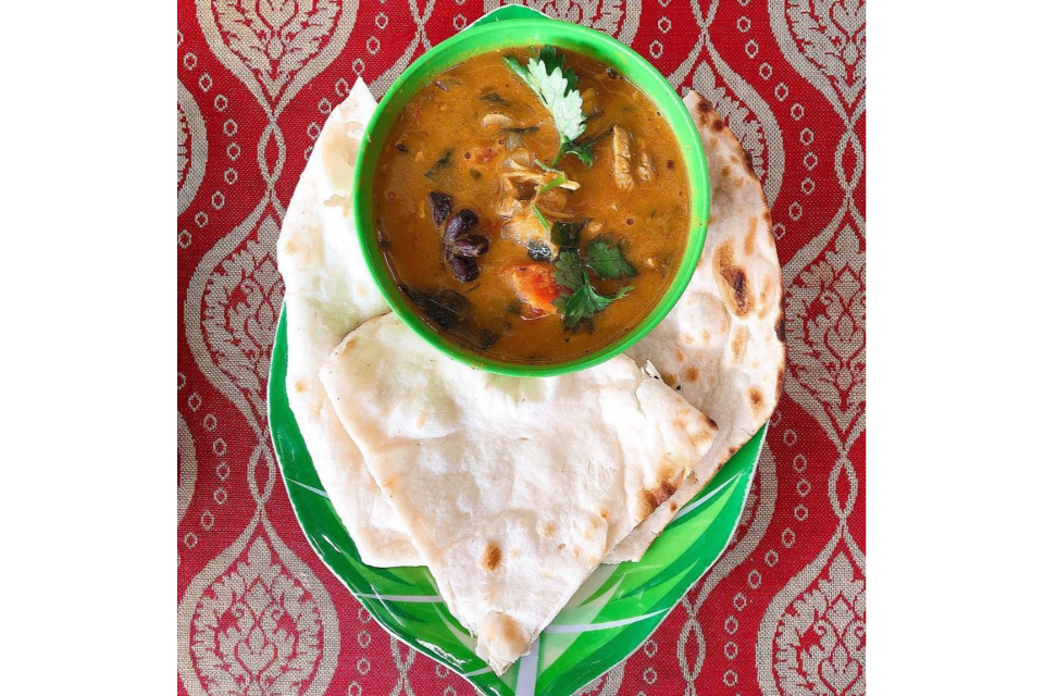 Cà Ri Dê Và Bánh Roti