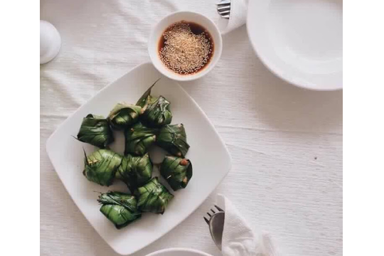 Gà đùi rút xương trong lá dứa