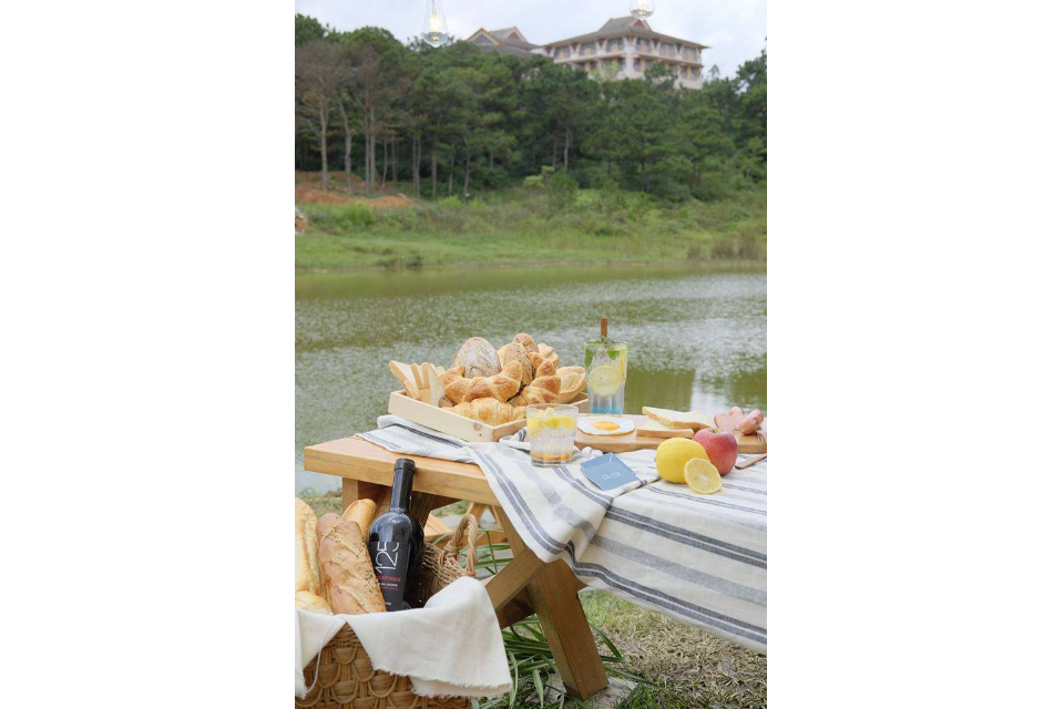 Bánh Ngọt, Trái Cây, Rượu Vang