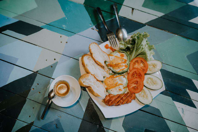 Cà Phê Sữa, Bánh Mì Ốp La