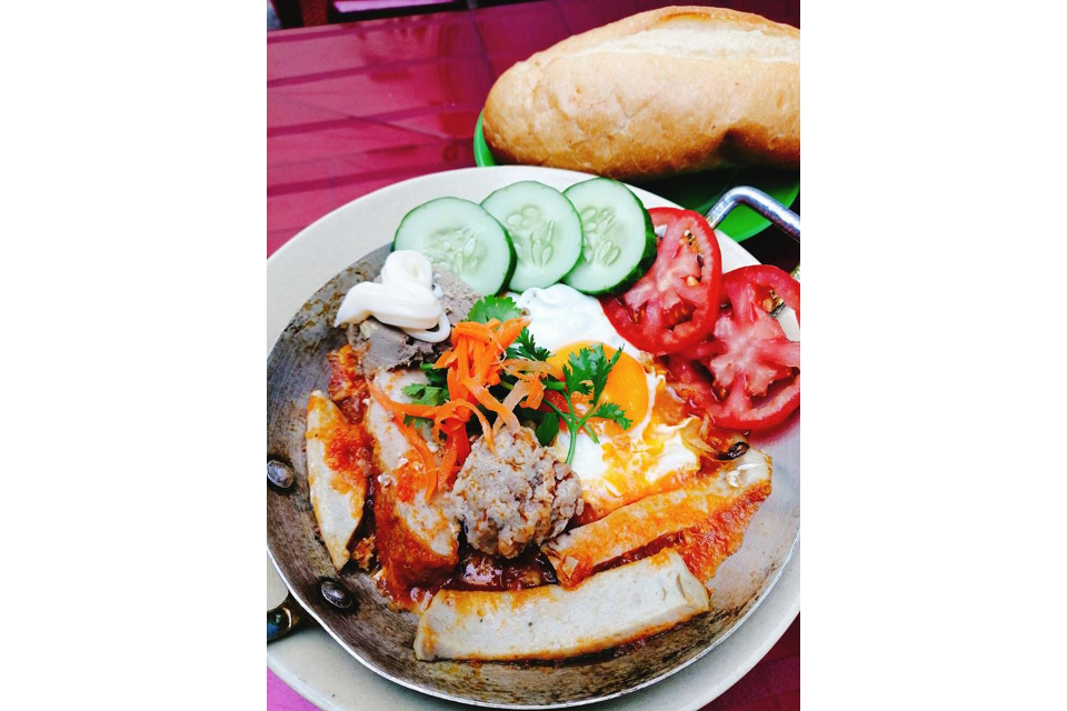 Bánh Mì Chảo (Xíu Mại, Trứng, Chả)