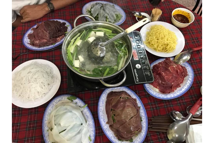 Lẩu Tà Pín Lù ( Bò, Gan, Mực, Tôm, Bún, Mì)