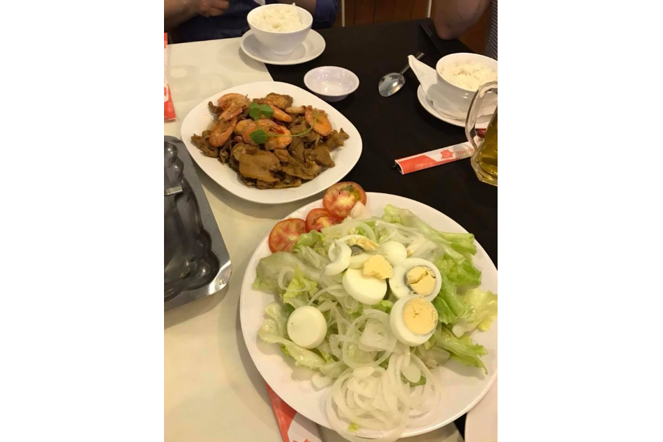 Tôm Rim Thịt Và Salad