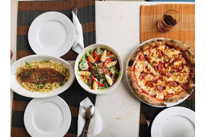 Mì Xào Bò Băm, Salad, Pizza
