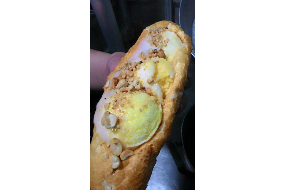Bánh Mì Kẹp Kem Sữa