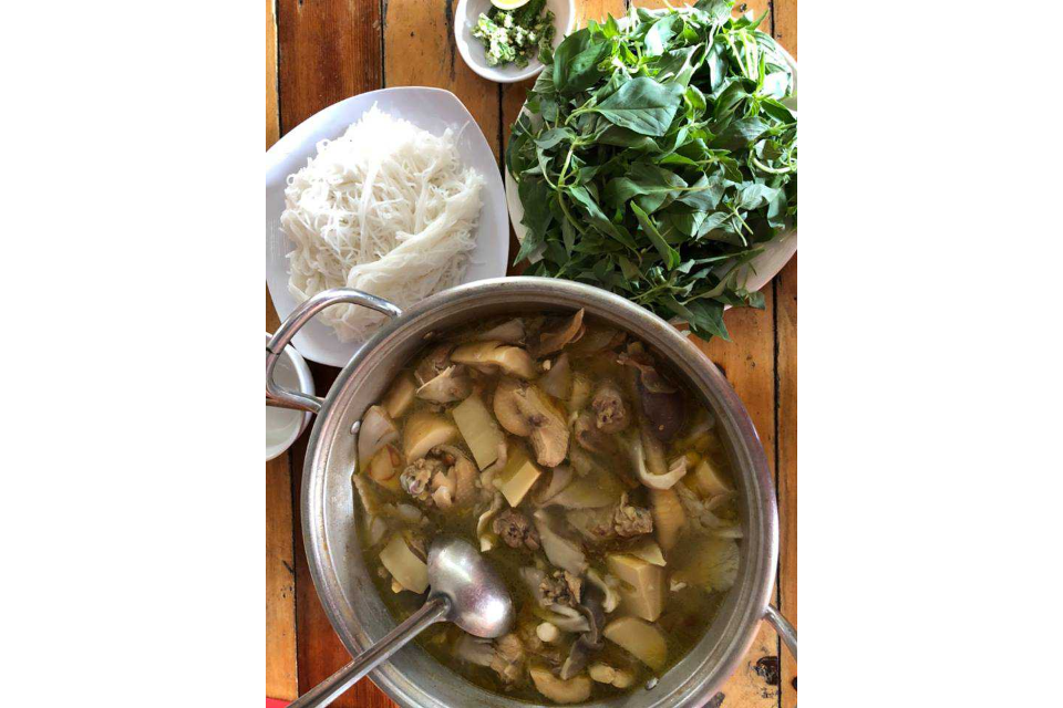 Lẩu Gà Lá É