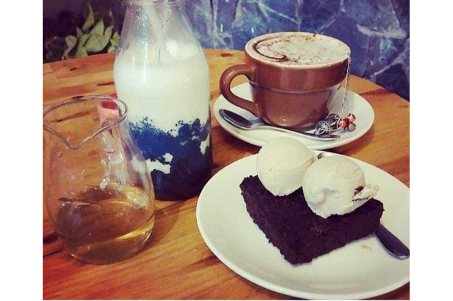Bánh Brownie, Sữa Tươi, Capuchino