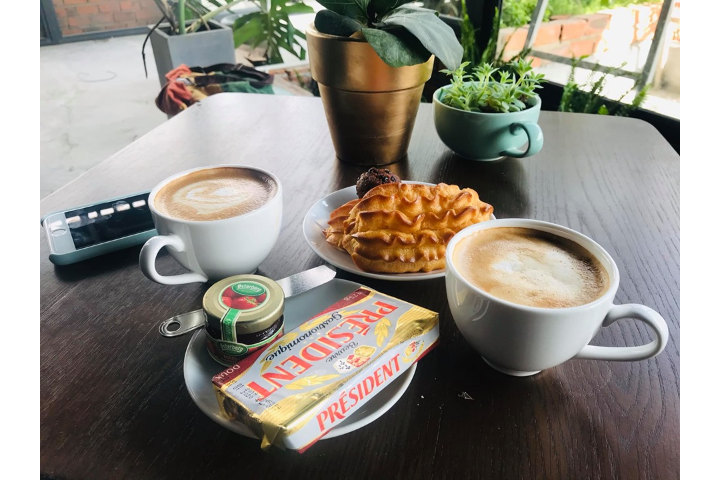 Cà Phê Sữa , Bánh Ngọt