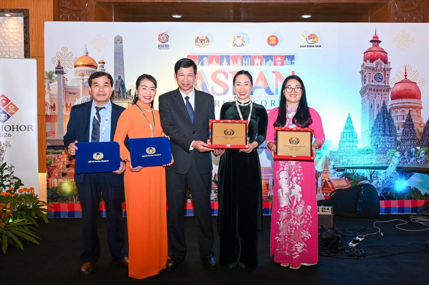 Lạng Sơn vinh dự được nhận 2 giải thưởng du lịch ASEAN 2025