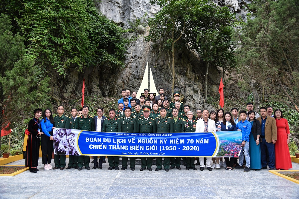 Hơn 50 đại biểu tham gia chương trình du lịch hành hương về nguồn