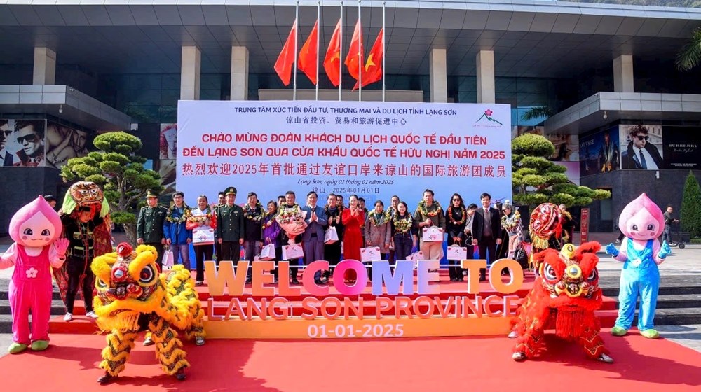 Lạng Sơn đón đoàn khách du lịch quốc tế đầu tiên năm 2025 qua cửa khẩu Hữu Nghị