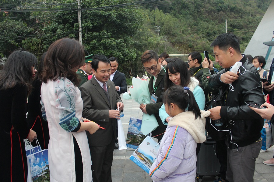 Đón Đoàn Khách Du Lịch Quốc Tế Đầu Tiên Đến Lạng Sơn Qua Cửa Khẩu Quốc Tế Hữu Nghị Xuân Canh Tý 2020.