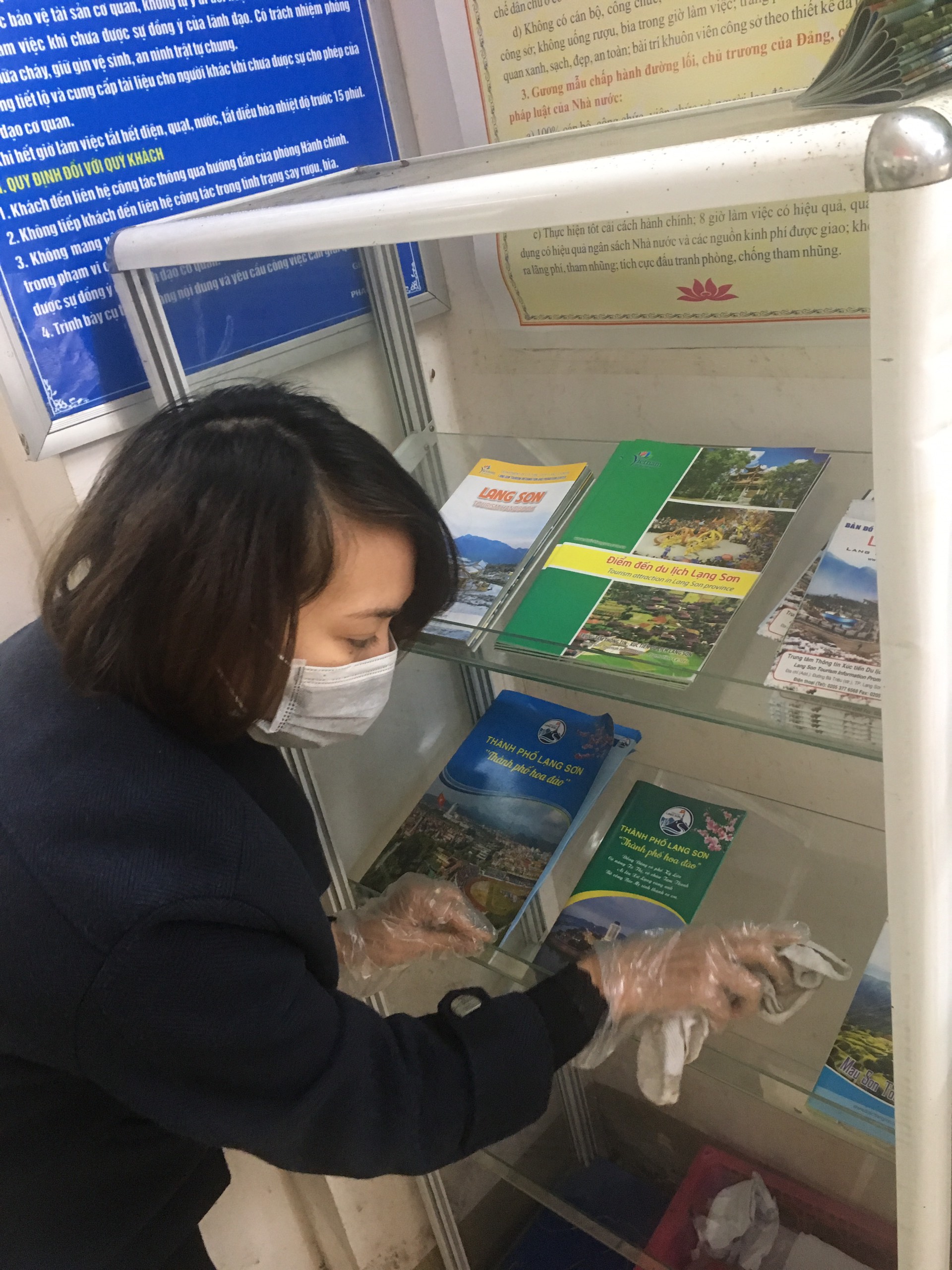 Trung Tâm Thông Tin Xúc Tiến Du Lịch Thực Hiện Công Tác Phòng. Chống Dịch Bệnh Viêm Đường Hô Hấp Cấp Do Chủng Mới Của Virus Corona Gây Ra Tại Trung Tâm Hỗ Trợ Khách Du Lịch.