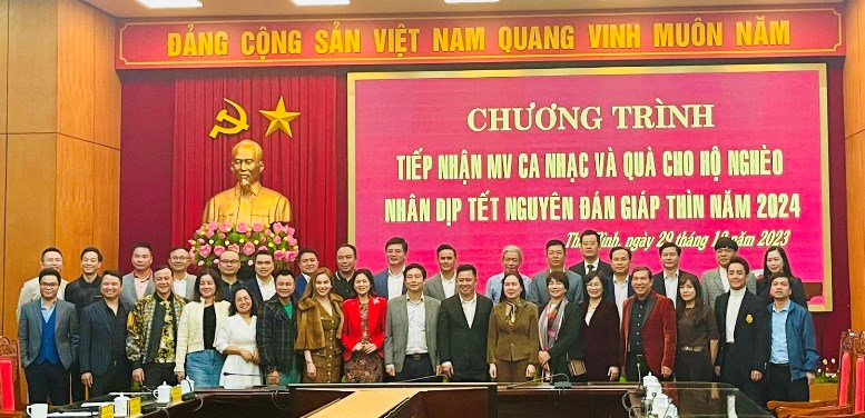 Chương trình tiếp nhận MV '' Nắng ấm quê hương'' và tặng quà cho hộ nghèo đón Tết Nguyên Đán Giáp Thìn năm 2024