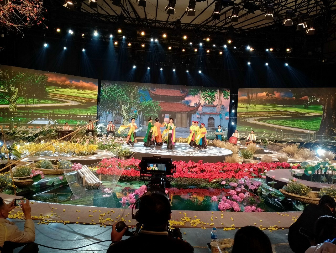 Viện Ngiên cứu Phát triển du lịch khảo sát các trò chơi, trò diễn dân gian tại Huyện Đông Hưng