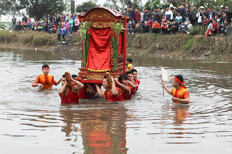 Độc đáo kiệu quay chùa Phượng Vũ