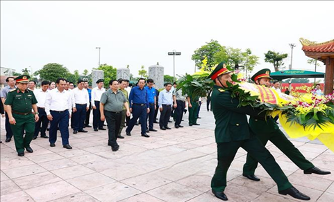 Thủ tướng Phạm Minh Chính dâng hương tại Khu di tích lịch sử Quốc gia 60 liệt sỹ TNXP Đại đội 915, Đội 91 Bắc Thái