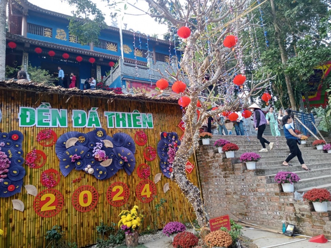 Đền Đá Thiên đón trên 100 nghìn lượt khách đến tham quan, chiêm bái  dịp đầu xuân