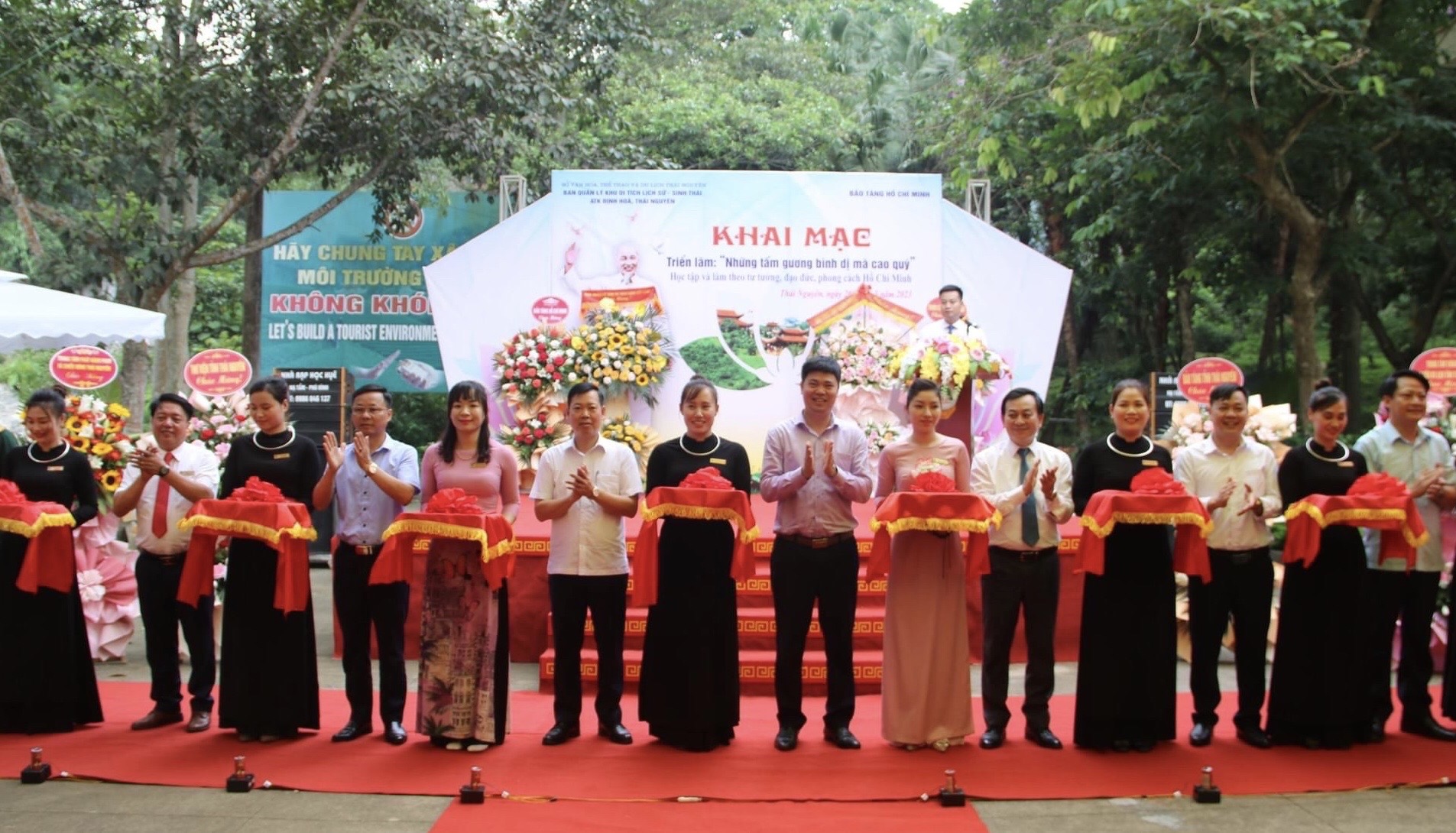 Khai mạc Triển lãm "Những tấm gương bình dị mà cao quý"