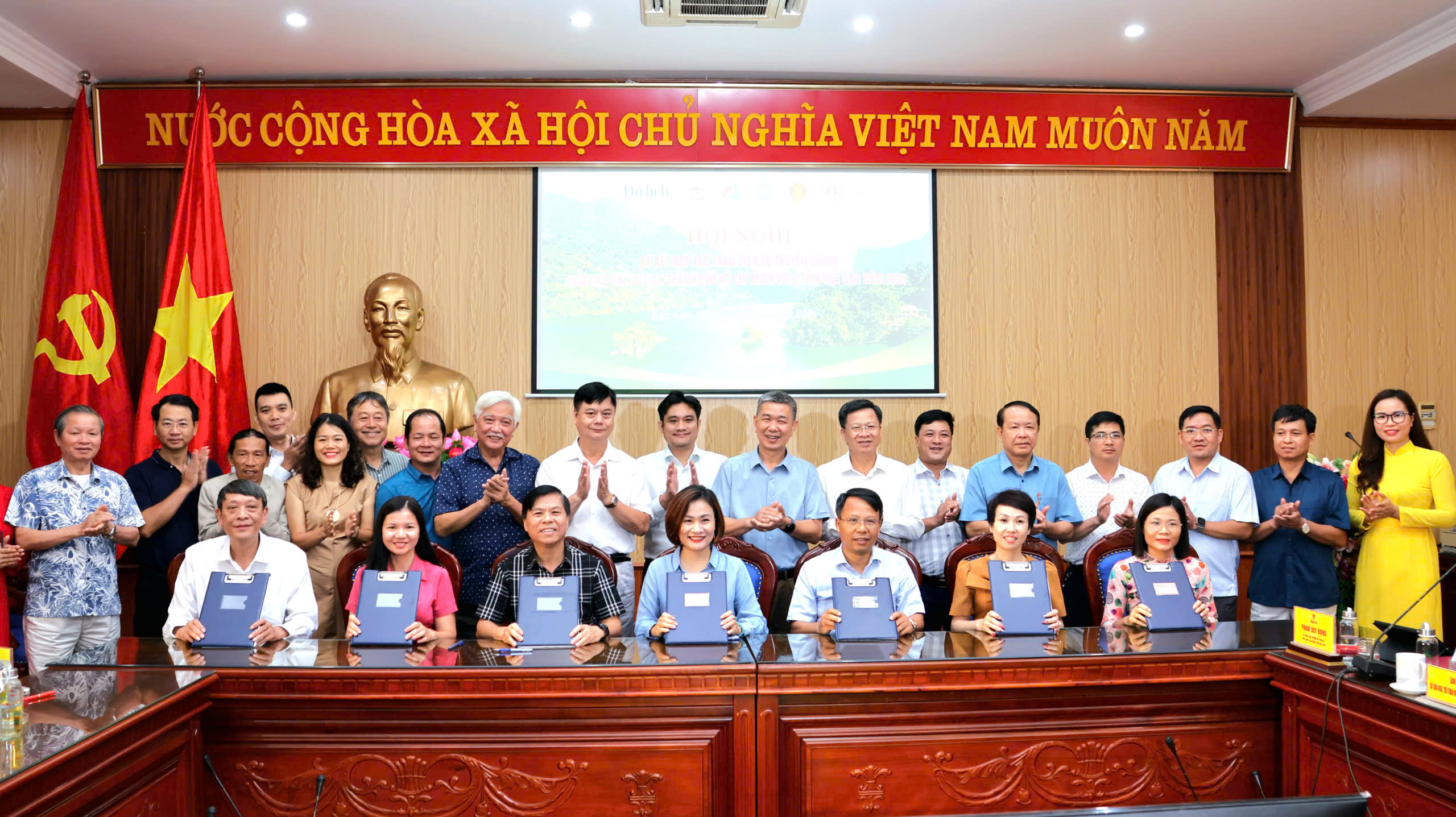 Ký kết hợp tác quảng bá du lịch giữa 6 tỉnh Việt Bắc  với Tạp chí Du lịch thành phố Hồ Chí Minh 