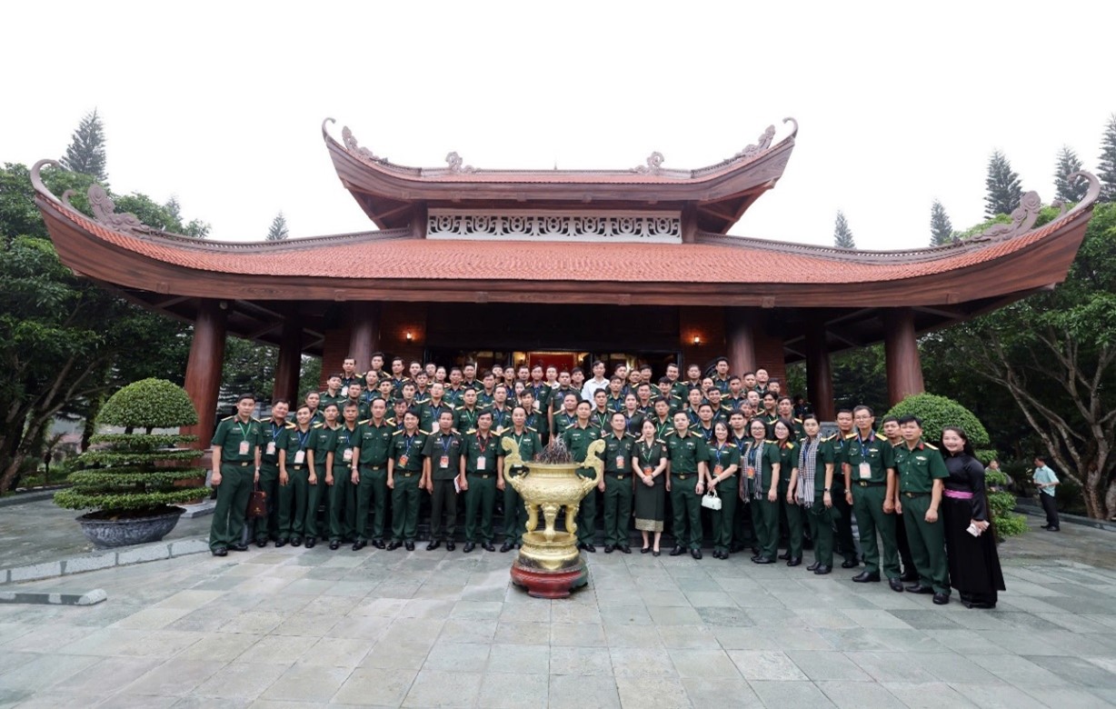 Ban Tổ chức, các phóng viên, biên tập viên báo, đài tham dự  Liên hoan Truyền hình toàn quân lần thứ XIV năm 2024 dâng hương, tham quan một số di tích lịch sử trên địa bàn tỉnh Thái Nguyên