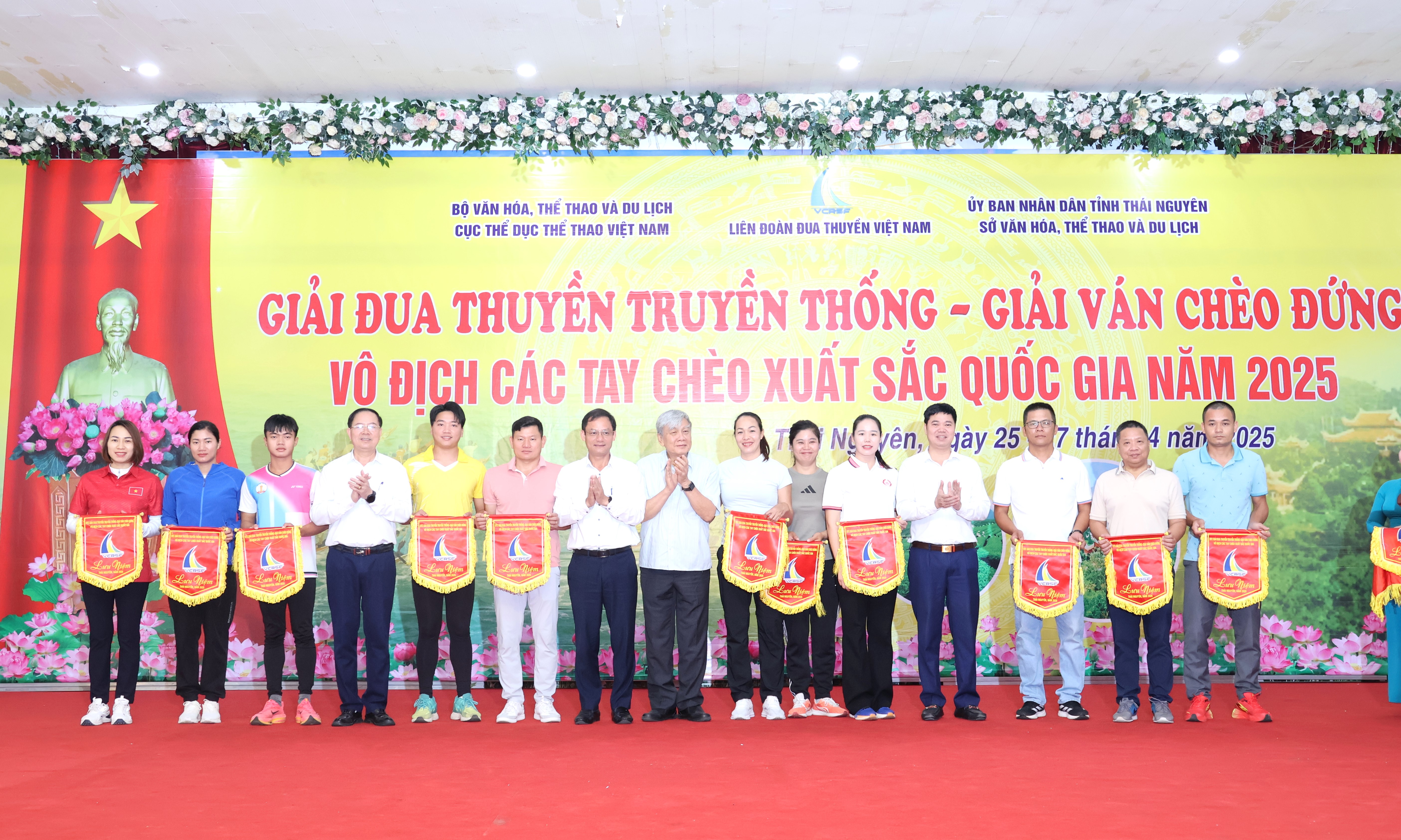 Khai mạc Giải đua thuyền truyền thống - Giải ván chèo đứng  vô địch các tay chèo xuất sắc quốc gia năm 2025